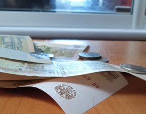 деньги на столе по лучами света