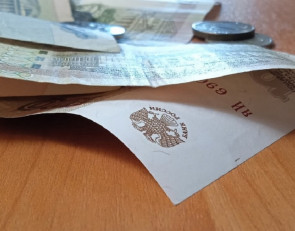 деньги на столе