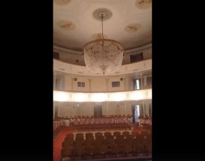 люстра в театре