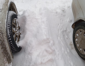 снег и колеса машин