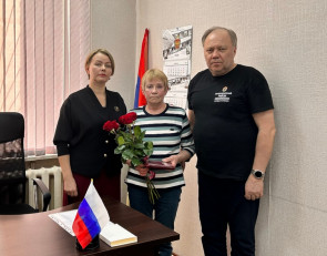 Вручение медали матери участника СВО