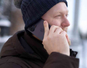 мужчина с телефоном