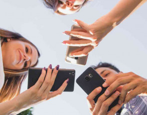 молодые люди с телефонами