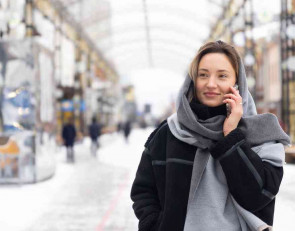 Девушка с телефоном