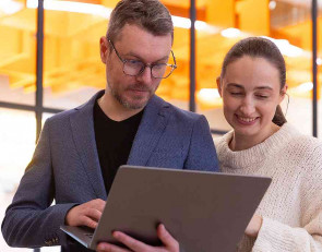 пара с ноутбуком