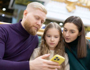 семья с телефоном
