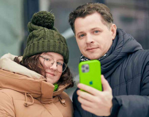 Молодая пара с телефоном