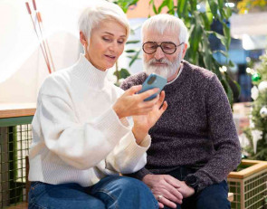 старшее поколение с телефоном