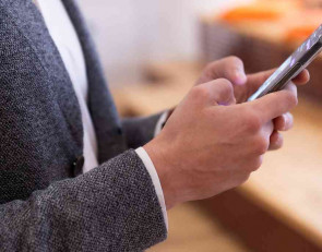 телефон в руках