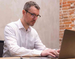 мужчина с ноутбуком