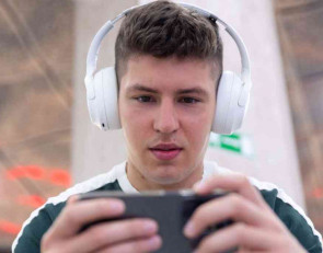 молодой человек с телефоном