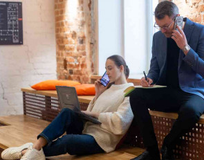 мужчина и женщина с гаджетами