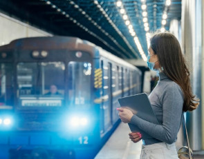 Девушка в метро