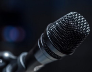 Микрофон на сцене