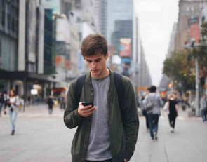 молодой человек на улице