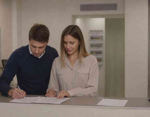 молодые люди в банке