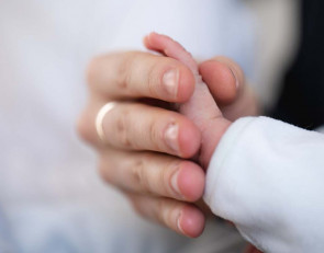 мать_ребенок_руки_материнство