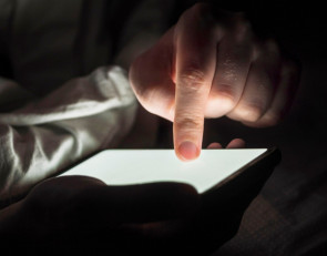 палец и смартфон