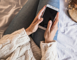 девушка и телефон