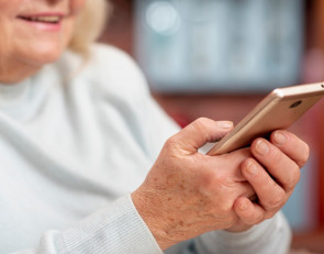 пенсионерка и телефон