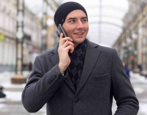 мужчина с телефоном