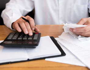 мужчина и калькулятор