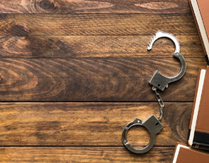 Наручники на столе