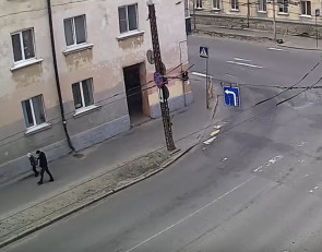 пристал к ребенку
