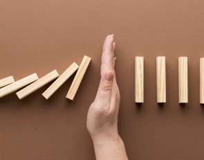 рука и домино