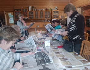 Сельские жители читают свою газету