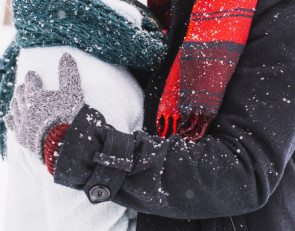 пара обнимается