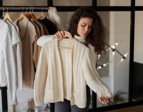 Девушка со свитером