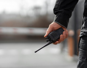 рация в руке