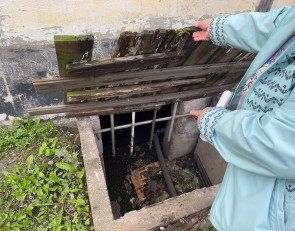 Дом уходит под землю