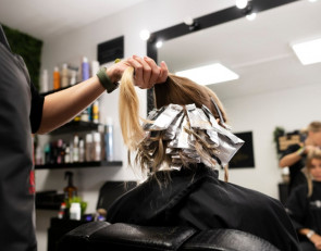 красят волосы