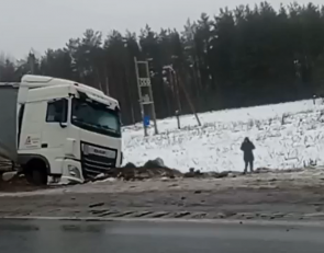 фура в кювете