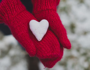 варежки и вязаное сердечко