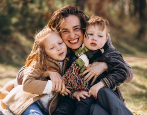 женщина с двумя детьми