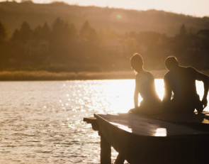 пара отдыхает на озере