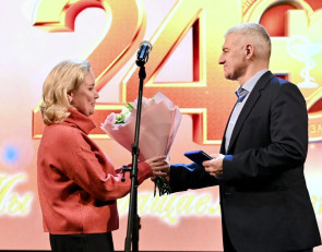 глава вручает грамоту