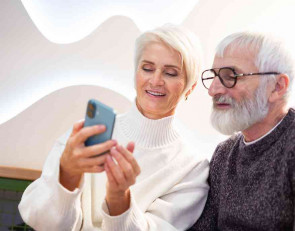 пара с телефоном