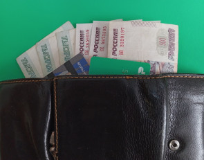 деньги и карты в кошельке