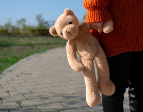 ребенок с игрушкой