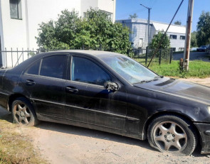 брошенный автомобиль
