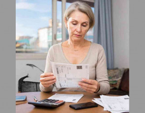 женщина оплачивает квитанции