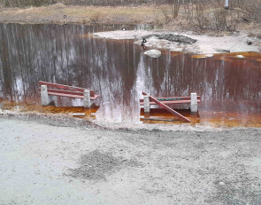 скамейки в воде в парке Патриот