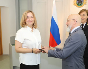 Шандалович вручает Пиванковой удостоверение