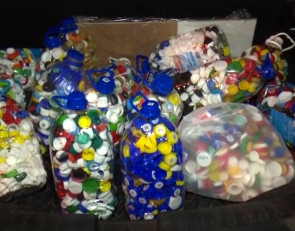 Собирают пластиковые крышки