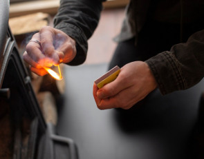 мужчина со спичкой