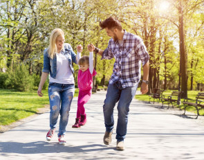 семья гуляет в парке